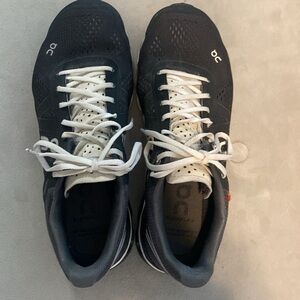 Women’s ON Running Shoes. Size 6.5. CloudFlow. Great Condition.